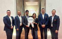 Representantes de Venux con el premio al mejor estand ganado en Coverings Representantes de Venux con el premio al mejor estand ganado en Coverings